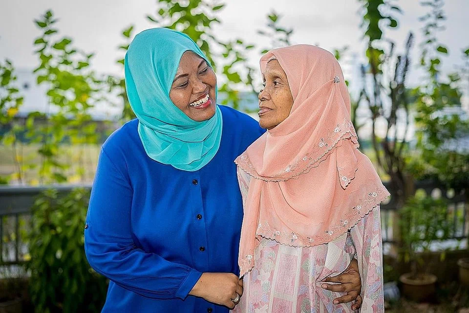 HARUNGI CABARAN JAGA IBU, JAGA DIRI: Cik Salinah Kader (kiri) menjaga ibunya, Cik Naemah Jumadan, yang menghidapi demensia. Dalam kesukaran menjaga ibunya, Cik Salinah juga terpaksa berdepan dengan realiti beliau pernah disahkan menghidap barah buah dada pada 2018. - Foto BH oleh NUR DIYANA TAHA