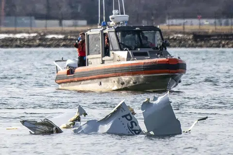 Gambar yang dikeluarkan oleh Pengawal Pantai Amerika Syarikat menunjukkan sebuah kapal milik agensi itu bersama serpihan pesawat komersial yang bertembung dengan helikopter tentera di Sungai Potomac, Washington. Tragedi udara itu berlaku pada malam 29 Januari apabila sebuah pesawat penumpang yang membawa 64 orang bertembung di udara dengan helikopter tentera yang membawa tiga anggota ketika menghampiri Lapangan Terbang Nasional Ronald Reagan.