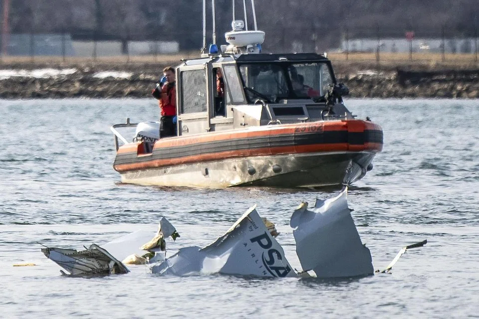Gambar yang dikeluarkan oleh Pengawal Pantai Amerika Syarikat menunjukkan sebuah kapal milik agensi itu bersama serpihan pesawat komersial yang bertembung dengan helikopter tentera di Sungai Potomac, Washington. Tragedi udara itu berlaku pada malam 29 Januari apabila sebuah pesawat penumpang yang membawa 64 orang bertembung di udara dengan helikopter tentera yang membawa tiga anggota ketika menghampiri Lapangan Terbang Nasional Ronald Reagan.