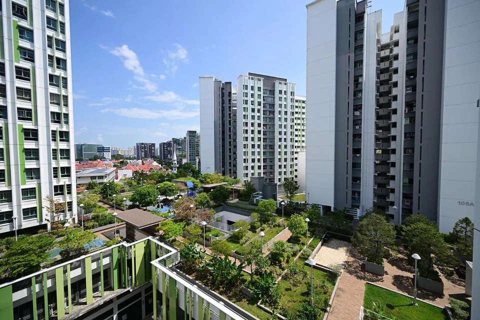 Pusat pertukaran bas bawah tanah itu terletak di pembangunan bersepadu Woodleigh Village, yang merangkumi 330 flat HDB dan sebuah pusat penjaja. 