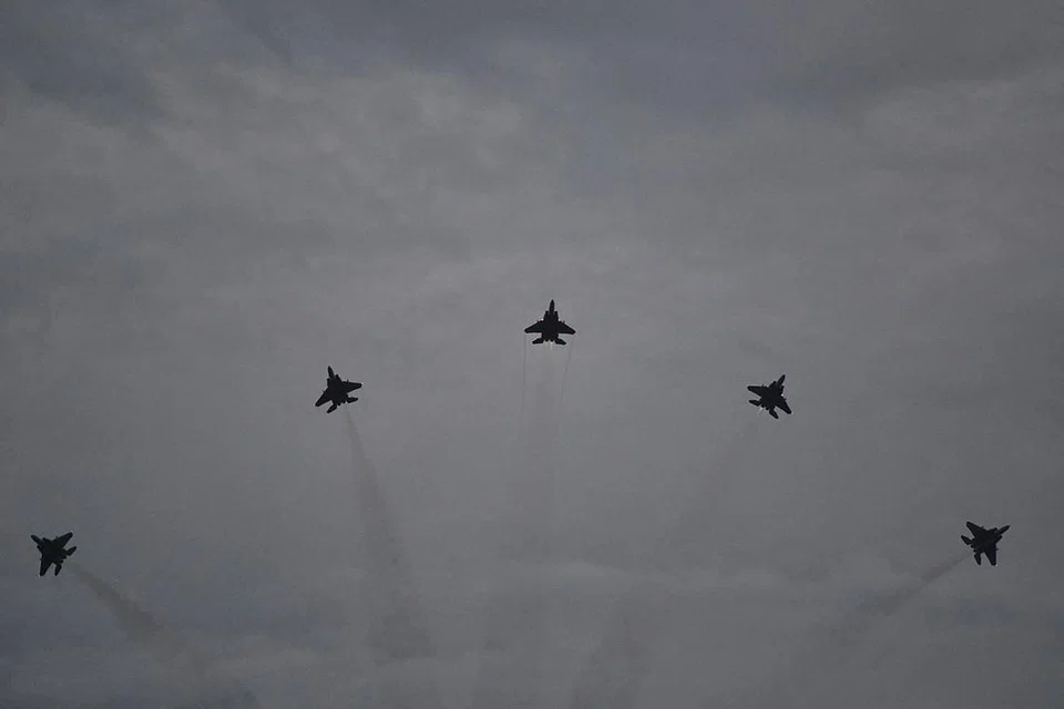 PERSEMBAHAN UDARA: Enam jet pejuang F-15SG terbang dalam formasi delta yang rapat. Formasi itu melambangkan bagaimana warga Singapura dengan kekuatan, keinginan dan perpaduan kolektif, akan dapat terus maju sebagai satu negara, meskipun berdepan keadaan yang mencabar. - Foto BM oleh ARIFFIN JAMAR