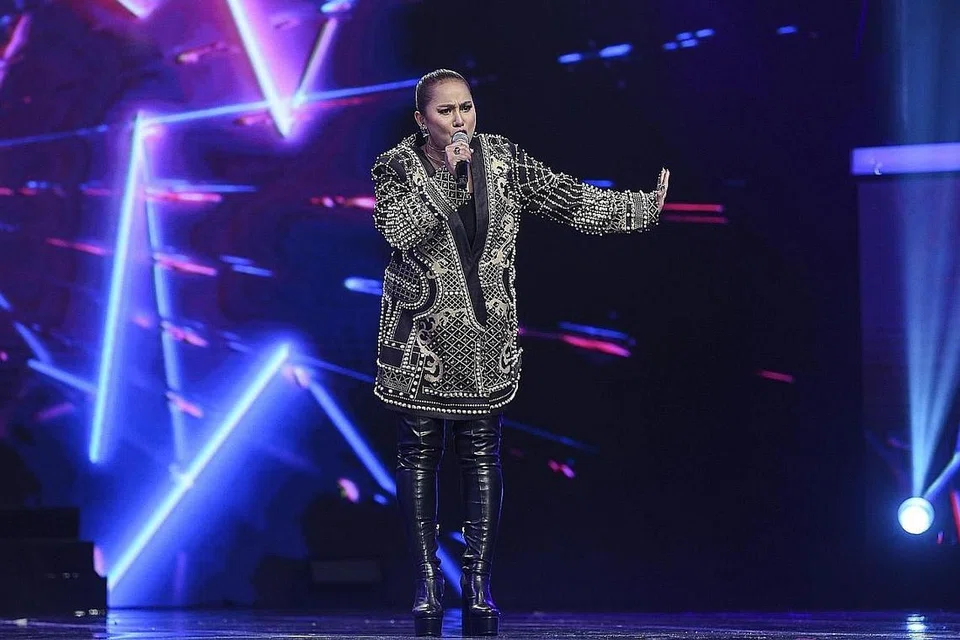BUAT PESERTA SELESA: Elly Mazlein yang lebih dikenali sebagai Kak Lina Pom Pom dipuji warganet kerana berupaya membuat peserta yang gementar selesa di pentas Big Stage 2022. - Foto ASTRO