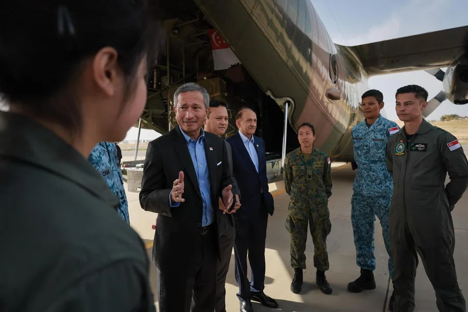 Menteri Ehwal Luar, Dr Vivian Balakrishnan (enam dari kanan), dan Menteri Negara Kanan (Pertahanan), Encik Zaqy Mohamad (lima dari kanan), bertemu kakitangan Angkatan Bersenjata Singapura (SAF) di Pangkalan Udara Raja Abdullah II di Jordan pada 17 Mac. Mereka sedang memuatkan bekalan bantuan ke dalam pesawat pemunggah RSAF C-130. Bersama mereka ialah Duta Bukan Pemastautin Singapura ke Jordan, Encik Shamsher Zaman (empat dari kanan).