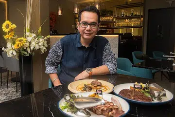 KEMBALI BERNIAGA: Cef Amri membuka restoran Steak Me di Jalan Kayu bulan lalu yang menawarkan pelbagai sajian stik bermutu tinggi termasuk dari daging lembu wagyu dan daging anak lembu yang masih menyusu. Sajian asal Perancis, foie gras, atau hati itik turut ditawarkan. - Foto BM oleh SYAMIL SAPARI