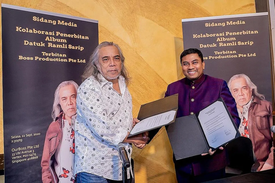 HARGAI LEGENDA SINGAPURA: Pengarah Urusan Boss Production Pte Ltd, Encik Muhammad Rizal Rasudin (kanan) menyifatkan Papa Rok, Datuk Ramli Sarip sebagai legenda dengan budaya kerja yang baik serta ketulusan berkarya lantas terdorong menerbitkan album studionya. - Foto BH oleh NUR DIYANA TAHA