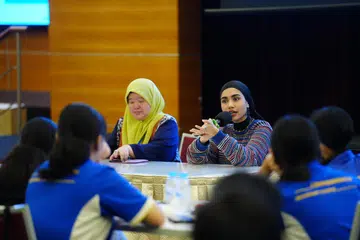 Pemenang Jauhari Harapan BH dan penyanyi tempatan muda, Shazza, menjawab soalan dari ‘wartawan’ muda semasa ‘sidang akhbar’ pada 3 Jun 2024.