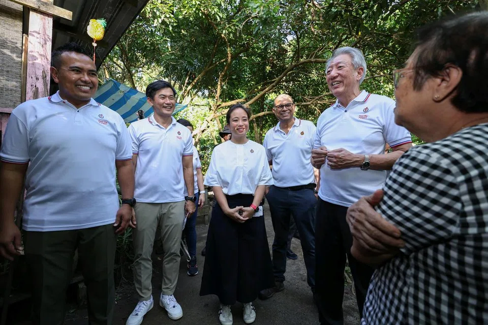 Anggota Parlimen GRC Pasir Ris-Punggol, Encik Sharael Taha (kiri); Menteri Negara Kanan (Pejabat Perdana Menteri), Encik Desmond Tan (dua dari kiri); Ketua Hal Ehwal Korporat Sembcorp untuk Singapura dan Asia Tenggara, Cik Valerie Lee (tengah); Menteri Negara Kanan (Kesihatan merangkap Penerangan dan Pembangunan Digital), Dr Janil Puthucheary (empat dari kiri); dan Menteri Kanan, Encik Teo Chee Hean (dua dari kanan); beramah mesra dengan penduduk Pulau Ubin semasa membuat lawatan ke pulau itu pada 11 April.