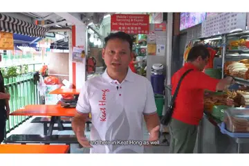 BENTANG RANCANGAN: Encik Zaqy membentang beberapa penambahbaikan yang bakal dinikmati penduduk di kawasan Keat Hong termasuk pusat penjaja baru. - Foto FACEBOOK ZAQY MOHAMAD 