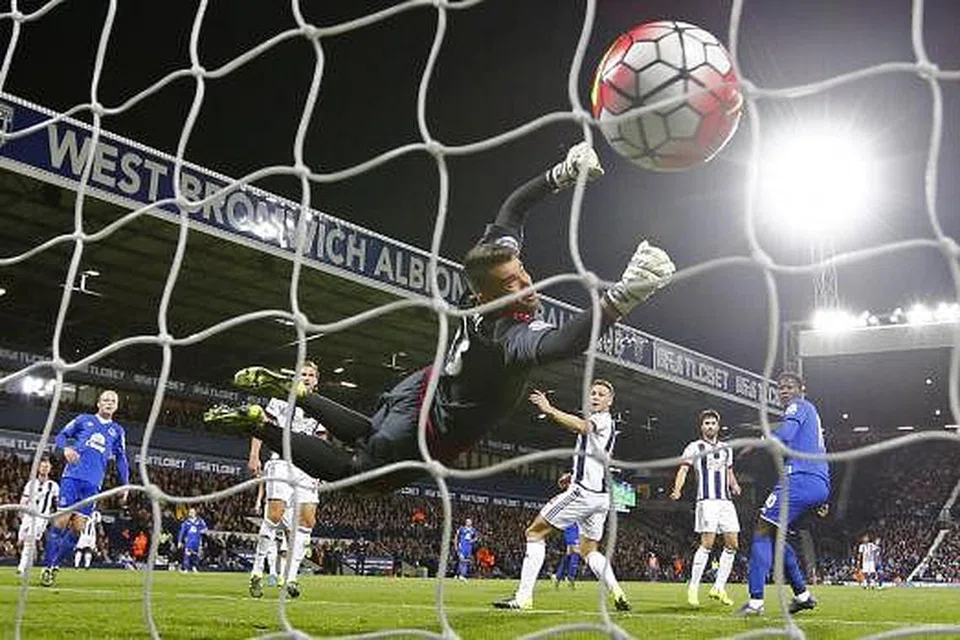 Penjaga gol West Brom, Boaz Myhill, gagal menghalang Lukaku menjaringkan gol pertama Everton. Gambar REUTERS