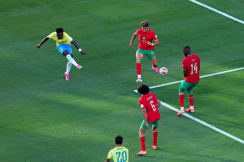 Bintang sayap Real Madrid, Vinicius Junior (paling kiri), tenang melepaskan rembatan untuk menghasilkan gol penyamaan Brazil ketika seri dengan  Maghribi 1-1. Beliau dijangka kembali menjadi taruhan utama menentang Haiti.