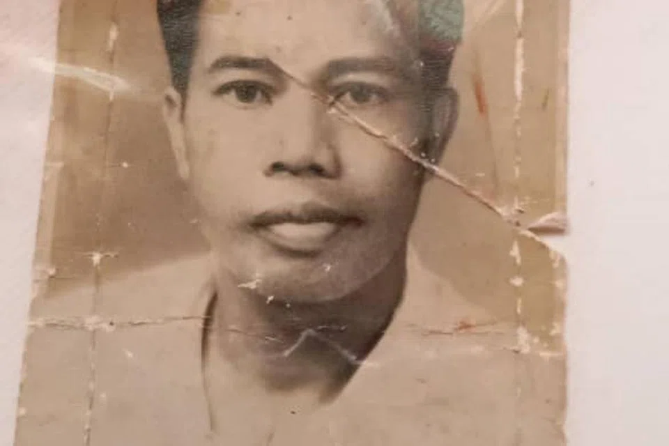 Allahyarham Encik Omar Ahmad dipercayai pernah berkahwin sebanyak empat kali dengan empat orang wanita berlainan, dan mereka telah melahirkan tujuh anak kesemuanya, tiga di Singapura, dan empat di Malaysia.