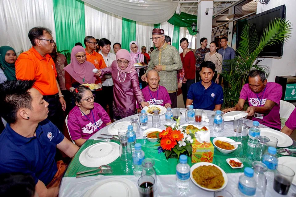 BERIANI AMAL TETAP MENJADI PILIHAN: Biarpun ada pelbagai cara lain untuk mengumpul dana, nasi beriani tetap dipilih sebagai cara untuk mengumpul dana oleh sebahagian masjid-masjid di Singapura. Kelihatan, Presiden Halimah Yacob sedang menghidang nasi beriani kepada tetamu istimewa semasa acara nasi beriani amal bagi Cabaran Presiden yang berlangsung di Masjid Khalid pada Sabtu lalu. - Foto IQBAL FAIZAL