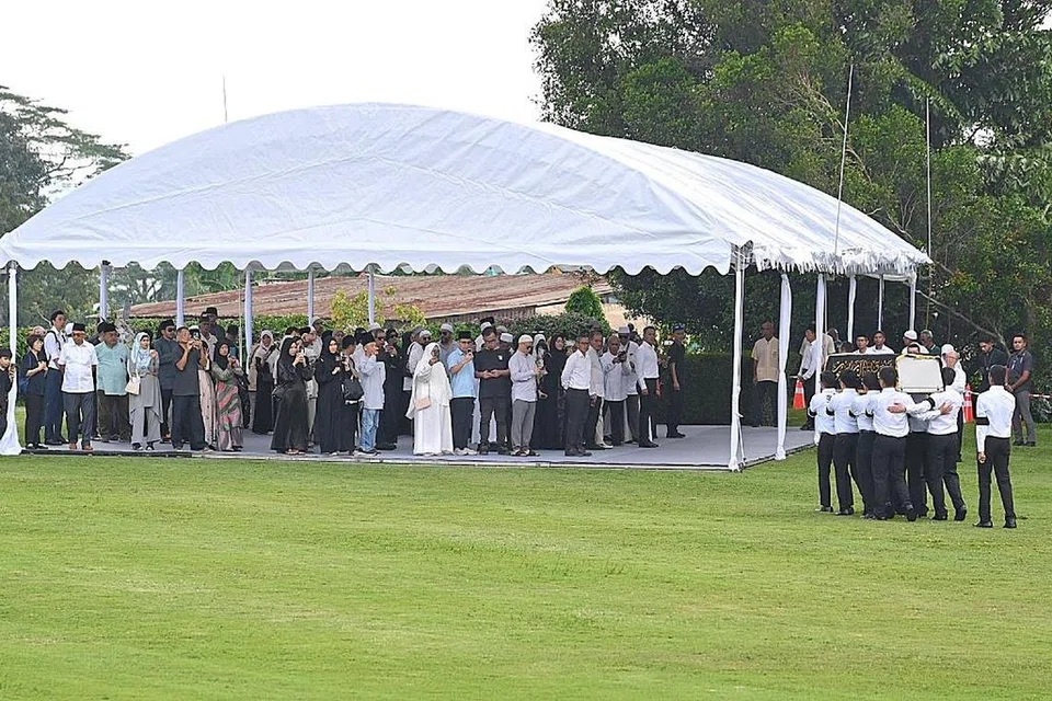 Jenazah Allahyarhamha Puan Noor Aishah Mohammad Salim tiba di Tanah Perkuburan Negara Kranji pada 2.30 petang. 