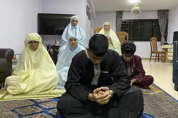 IBADAH SEKELUARGA: Antara amalan Nabi Muhammad saw pada 10 malam terakhir Ramadan demi mendapatkan lailatulqadar ialah mengejut keluarga baginda daripada tidur untuk mengerjakan ibadah. - Foto fail BH