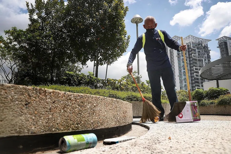 KHIDMAT KEPADA PENDUDUK: Encik Andari Shor sudah bertugas sebagai pekerja pembersihan selama 40 tahun dan menganggap pekerjaan tersebut sebagai satu khidmat untuk masyarakat. - Foto BM oleh KELVIN CHNG