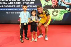 Karl-Heinz Riedle, bergambar dengan peminat dalam sesi temu mesra di Our Tampines Hub (OTH) pada 6 Mac. 
