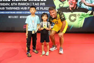Karl-Heinz Riedle, bergambar dengan peminat dalam sesi temu mesra di Our Tampines Hub (OTH) pada 6 Mac. 