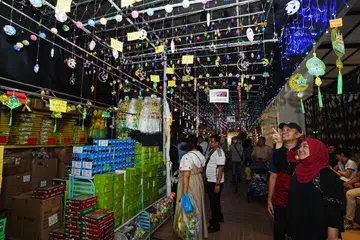 Beberapa pengunjung dilihat mengunjungi antara 500 gerai di Bazar Raya Geylang Serai 2025, yang berlangsung selama 33 hari, dari 26 Februari hingga 30 Mac. 