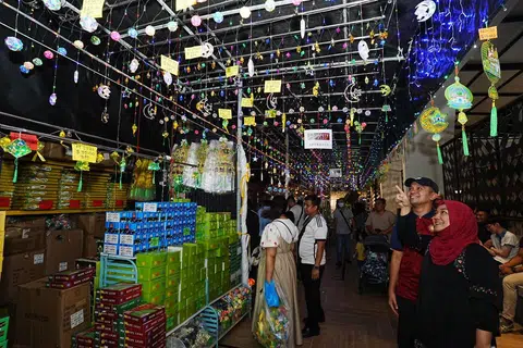 Beberapa pengunjung dilihat mengunjungi antara 500 gerai di Bazar Raya Geylang Serai 2025, yang berlangsung selama 33 hari, dari 26 Februari hingga 30 Mac. 