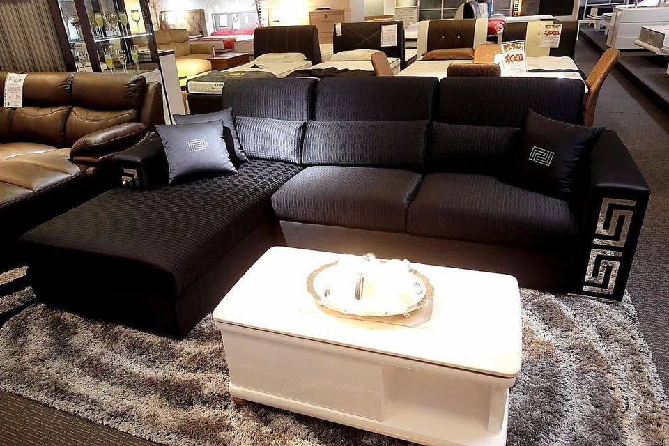 BANYAK PILIHAN: Syarikat perabot The Green Furnishing turut menyediakan sofa dalam pelbagai reka bentuk modular bagi memberikan banyak fleksibiliti kepada pemilik rumah. - Foto THE GREEN FURNISHING