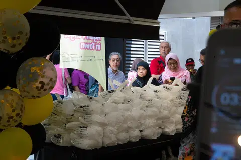 Lebih 640 bungkus nasi ayam penyet itu telah diagihkan semasa pembukaan cawangan keenamnya di Blok 204 Bedok North Street 1 pada 21 Oktober. 