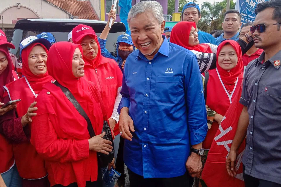 KENYATAAN KONTROVERSIAL: Pengerusi Barisan Nasional yang juga Presiden UMNO Datuk Seri Ahmad Zahid Hamidi beramah mesra bersama sebahagian penyokong Pakatan Harapan (PH) ketika hadir memberi sokongan kepada tiga calon PH yang bakal bertanding bagi Dewan Undangan Negeri (DUN) Chetok, Gual Periok dan Apam Putra di Kompleks Apam Putra pada Ahad. 