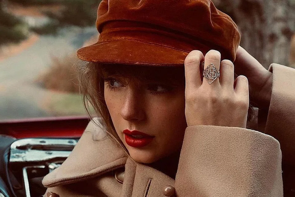 TAYLOR SWIFT: Rajin menderma kepada beberapa badan amal kerana prihatin terhadap keperitan hidup mangsa bencana ribut angin dan banjir serta krisis kesihatan Covid-19. - Foto INSTAGRAM TAYLOR SWIFT 