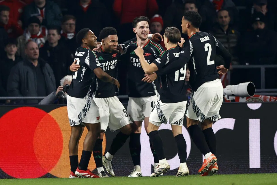 Ethan Nwaneri (dua dari kiri) meraikan golnya bersama pemain Arsenal.