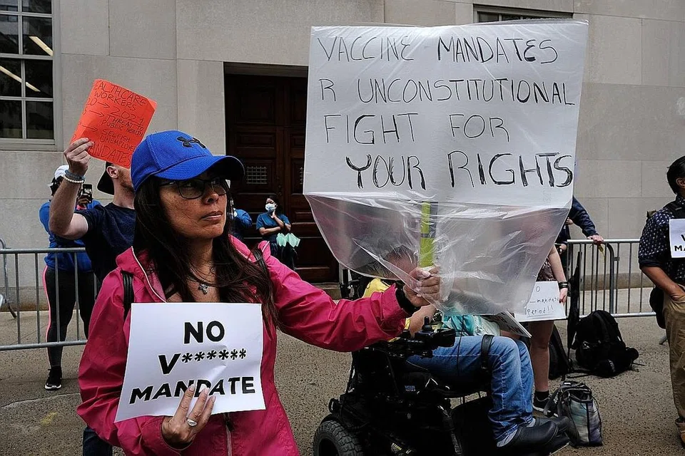 TOLAK VAKSINASI: Sekumpulan kecil penunjuk perasaan antivaksin berhimpun di luar Hospital New York-Presbyterian pada 1 September lalu di New York City Menyusuli arahan mantan Gabenor Andrew Cuomo yang mengehendaki semua kakitangan hospital divaksinasi, ratusan pekerja hospital merentasi negeri itu menolak langkah tersebut. - Foto AFP