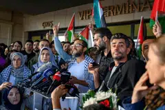 Global Sumud Flotilla (GSF) berlayar pada September untuk menghantar bantuan ke Gaza yang dilanda perang, tetapi Israel menyekat bot-bot tersebut dan menahan lebih 400 orang yang mula dihantar pulang ke Turkey terlebih dahulu pada 3 Oktober.