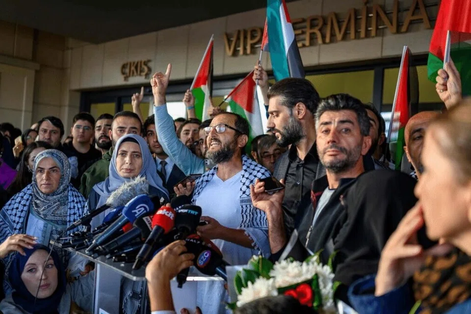 Global Sumud Flotilla (GSF) berlayar pada September untuk menghantar bantuan ke Gaza yang dilanda perang, tetapi Israel menyekat bot-bot tersebut dan menahan lebih 400 orang yang mula dihantar pulang ke Turkey terlebih dahulu pada 3 Oktober.