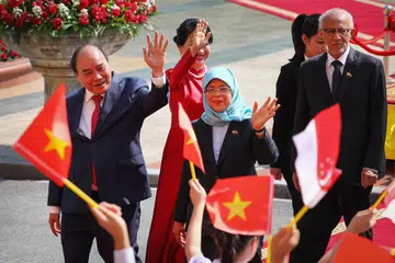 PERKUKUH HUBUNGAN DUA HALA: Presiden Halimah dan suaminya, Encik Abdullah Alhabshee (paling kanan), disambut Presiden Phuc (kiri) dan isteri, Cik Tran Thi Nguyet Thu, di Istana Presiden di Hanoi, Vietnam semalam. - Foto MCI