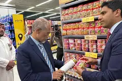 KUNJUNG PASAR RAYA: Menteri Bertanggungjawab bagi Ehwal Masyarakat Islam, Encik Masagos Zulkifli Masagos Mohamad (kiri), teruja melihat produk Singapura seperti mi segera dan tauhu di Lulu, satu pasar raya yang terkenal di Arab Saudi.