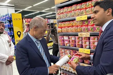 KUNJUNG PASAR RAYA: Menteri Bertanggungjawab bagi Ehwal Masyarakat Islam, Encik Masagos Zulkifli Masagos Mohamad (kiri), teruja melihat produk Singapura seperti mi segera dan tauhu di Lulu, satu pasar raya yang terkenal di Arab Saudi.