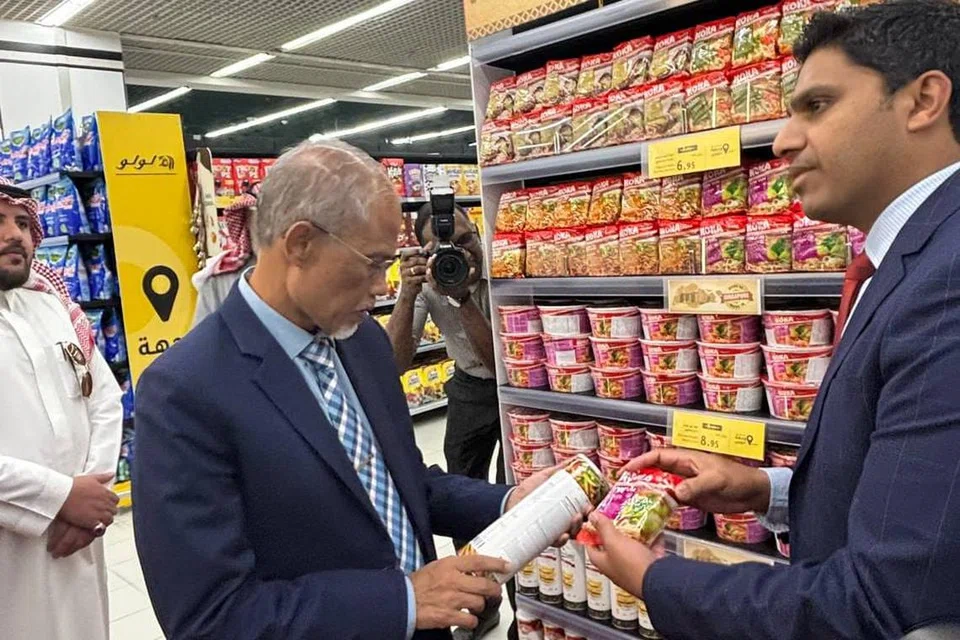 KUNJUNG PASAR RAYA: Menteri Bertanggungjawab bagi Ehwal Masyarakat Islam, Encik Masagos Zulkifli Masagos Mohamad (kiri), teruja melihat produk Singapura seperti mi segera dan tauhu di Lulu, satu pasar raya yang terkenal di Arab Saudi.