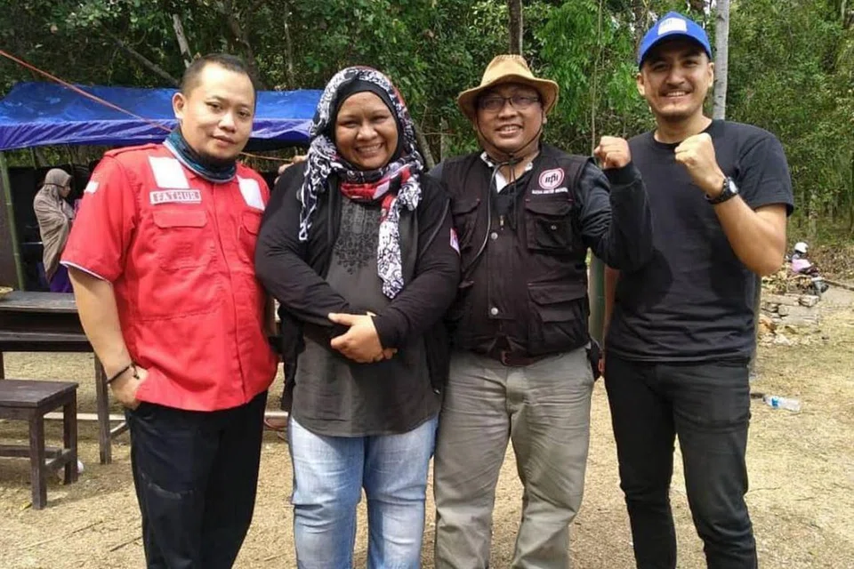 SALING BEKERJASAMA: Cik Idani (dua dari kiri) bekerjasama dengan sukarelawan Ikatan Doktor Indonesia (IDI) dalam bantuan bencana alam ini.