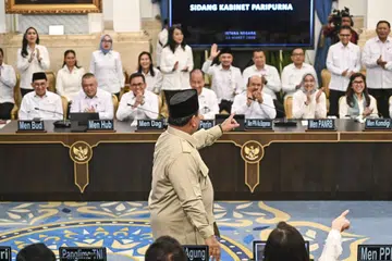 Presiden Prabowo Subianto (tengah), memberi isyarat ke arah menterinya pada 13 Mac 2026 sebelum mempengerusikan mesyuarat pleno Kabinet di Istana Negara, Jakarta, bagi membincangkan respons terhadap konflik yang sedang berlaku di Asia Barat.