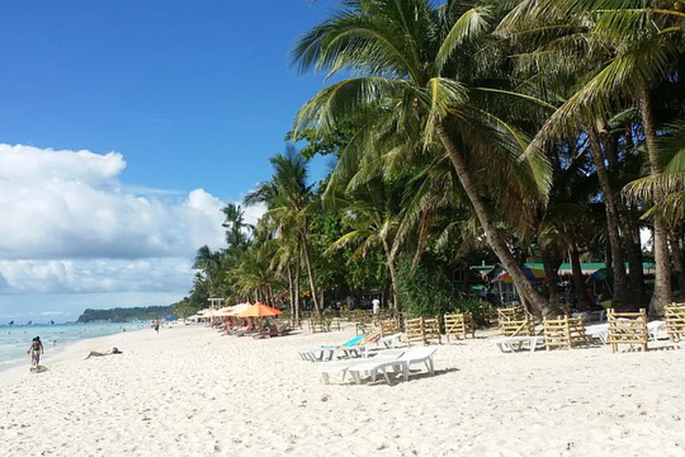 PANTAI PASIR PUTIH: Di kepulauan kecil Filipina, Boracay, terdapat banyak pantai pasir putih yang saujana mata memandang.