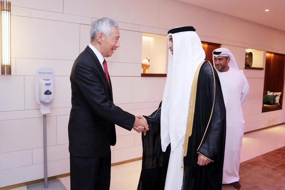 DISAMBUT MESRA: Ketibaan Encik Lee (kiri) disambut Menteri Negara Perdagangan Ehwal Luar UAE, Dr Thani Ahmed Al Zeyoudi (kanan) di Lapangan Terbang Antarabangsa Dubai pada Jumaat.