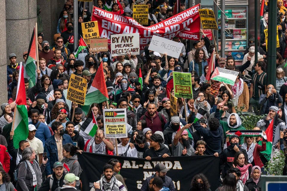 PENYOKONG PALESTIN: Penunjuk perasaan yang prihatin nasib rakyat Palestin berarak di New York.