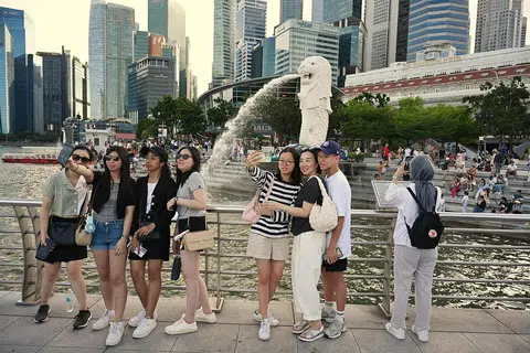 Beberapa pelancong sempat mengambil gambar di Merlion Park pada 1 Februari. Sepanjang 2024, dianggarkan sehingga 16 juta pelawat dijangka tiba di Singapura dan belanjakan sekitar $26 hingga $27.5 bilion di sini.