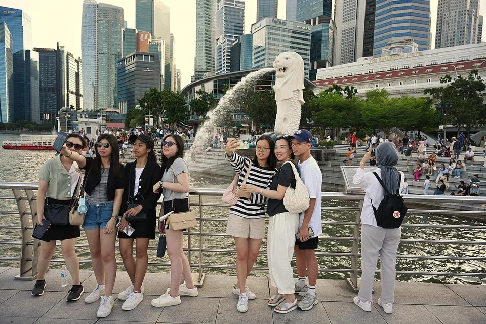 Beberapa pelancong sempat mengambil gambar di Merlion Park pada 1 Februari. Sepanjang 2024, dianggarkan sehingga 16 juta pelawat dijangka tiba di Singapura dan belanjakan sekitar $26 hingga $27.5 bilion di sini.