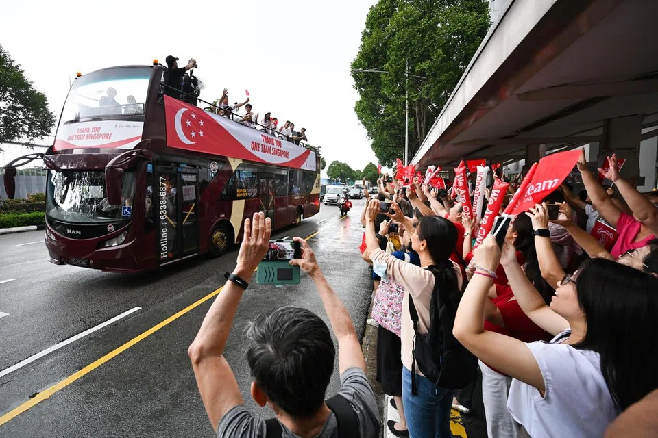 Sambil memetik gambar atlet negara menggunakan telefon bimbit dalam acara perarakan ini, para penyokong berhimpun di bawah perhentian bas yang terletak di Bayfront Avenue. Selain daripada perhentian bas, jejantas juga digunakan sebagai tempat perhimpunan dalam mendapatkan pemandangan atlet yang sesuai. 