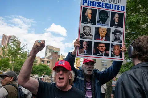 Para penyokong mantan presiden Amerika Syarikat, Encik Donald Trump, menunjukkan reaksi selepas dia didapati bersalah di Mahkamah Jenayah Manhattan pada 30 Mei, memalsukan catatan perniagaan bagi menutup perbuatan pembayaran kepada bintang lucah.