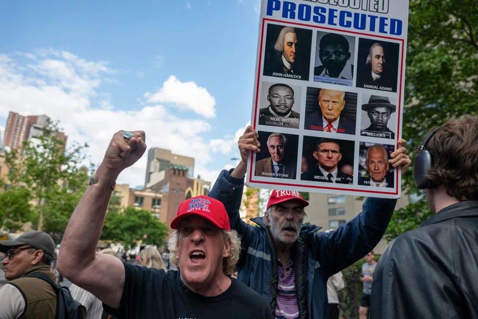 Para penyokong mantan presiden Amerika Syarikat, Encik Donald Trump, menunjukkan reaksi selepas dia didapati bersalah di Mahkamah Jenayah Manhattan pada 30 Mei, memalsukan catatan perniagaan bagi menutup perbuatan pembayaran kepada bintang lucah.
