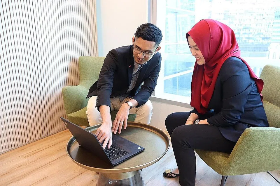 BIJAK ATUR PELABURAN: Kumpulan khidmat kewangan, CGS-CIMB Securities (Singapura), mengalu-alukan pelaburan dalam instrumen patuh Syariah bagi umat Islam yang mahu mencari dan menambah pendapatan halal. Gambar menunjukkan Pelanggan Kanan, Teknologi Maklumat CGS-CIMB Securities (Singapura), Encik Alfa Eka Prima, dan Pengurus, Perkhidmatan Pelanggan CGS-CIMB Securities (Singapura), Cik Alesha Quek Puay Ching. - Foto CGS-CIMB SECURITIES (SINGAPURA).