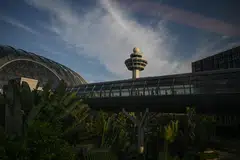 Bhuiyan Md Robius Sani melanggar perintah larangan memasuki Lapangan Terbang Changi pada Oktober 2023 dan ditangkap menyerahkan kantung berisi rantai emas kepada seorang warga Bangladesh.