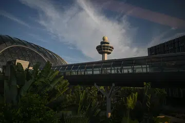 Bhuiyan Md Robius Sani melanggar perintah larangan memasuki Lapangan Terbang Changi pada Oktober 2023 dan ditangkap menyerahkan kantung berisi rantai emas kepada seorang warga Bangladesh.