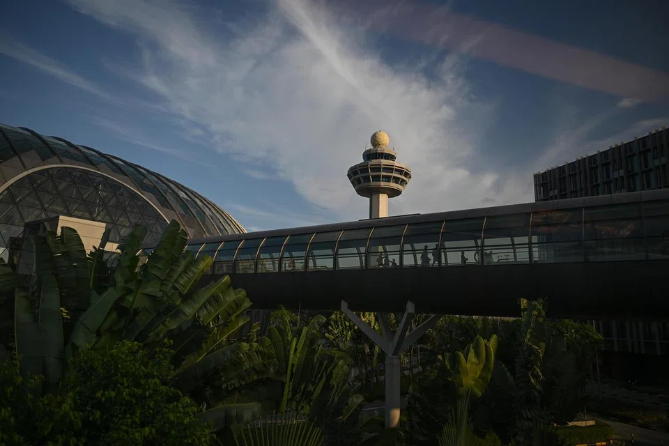 Bhuiyan Md Robius Sani melanggar perintah larangan memasuki Lapangan Terbang Changi pada Oktober 2023 dan ditangkap menyerahkan kantung berisi rantai emas kepada seorang warga Bangladesh.