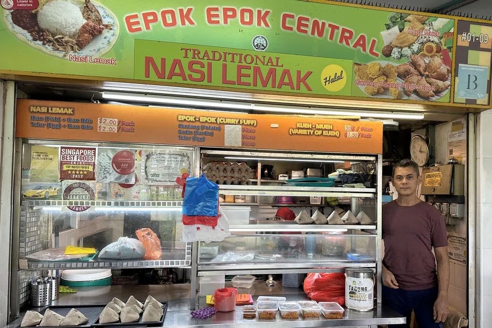 MASAKAN TRADISI: Pemilik Epok Epok Central, Encik Lokman Kassim menghidangkan makanan Melayu klasik dan tradisional. 